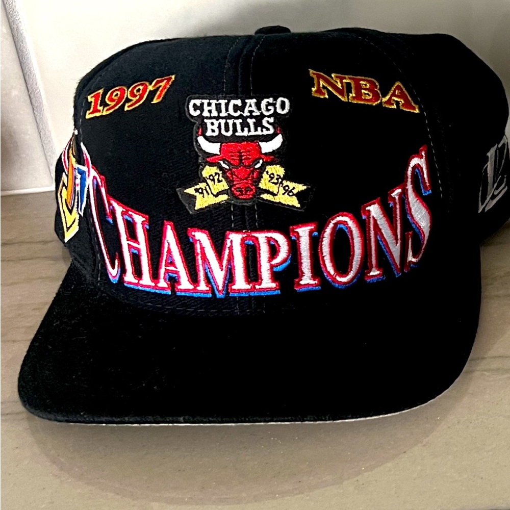 Vintage 1997 Chicago Bulls Championship
Black Snapback Hat - NBA Champions
